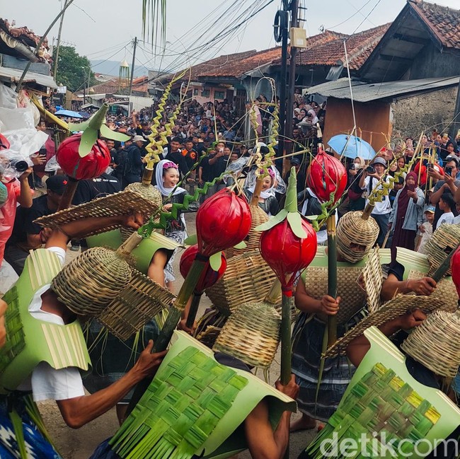 Potret Perang Tomat yang Hidup Lagi Setelah Mati Suri 6 Tahun di Lembang