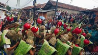 Perang tomat sendiri lahir tahun 2011 lalu, sebagai simbol protes petani atas murahnya harga tomat ke tengkulak yang cuma Rp500 per kilogram