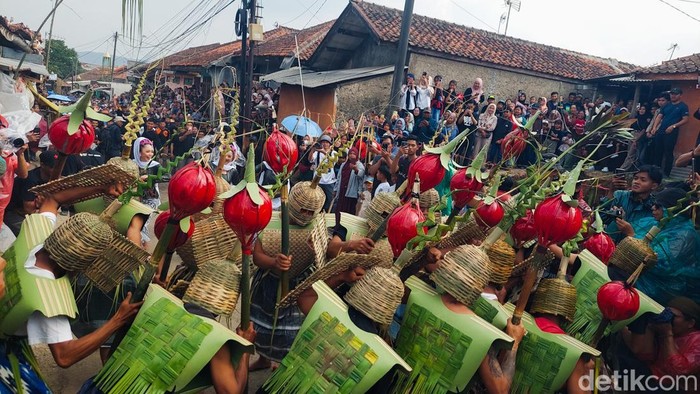 Perang Tomat di Lembang, Kabupaten Bandung Barat, Jumat (26/6/2026)