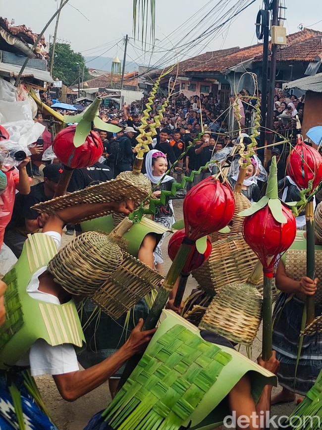 Potret Perang Tomat yang Hidup Lagi Setelah Mati Suri 6 Tahun di Lembang