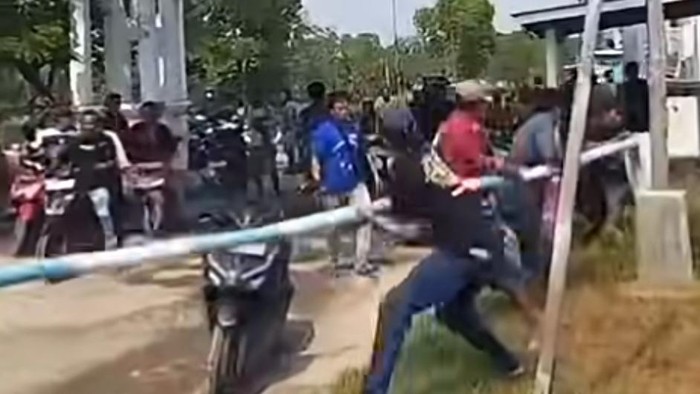 Warga rusak pos retribusi pantai wisata larangan Tegal.
