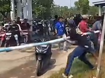 Pos Retribusi Pantai Wisata Larangan Tegal Dirusak Warga