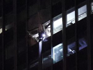 Video: Pesawat Kecil Hantam Gedung Pencakar Langit di China