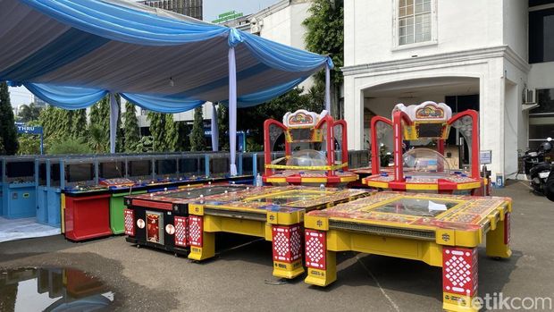 Polda Metro Jaya mengungkap kasus narkoba, pornografi, hingga judi dan tindak pidana pencucian uang (TPPU). Polisi menunjukkan barang bukti kasus-kasus itu. (Devi P/detikcom)