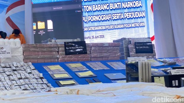 Polda Metro Jaya mengungkap kasus narkoba, pornografi, hingga gambling dan tindak pidana pencucian duit (TPPU). Polisi menunjukkan peralatan bukti kasus-kasus itu. (Devi P/detikcom)