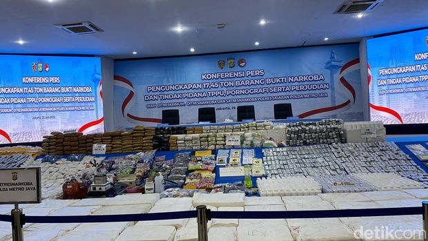 Polda Metro Jaya mengungkap kasus narkoba, pornografi, hingga judi dan tindak pidana pencucian uang (TPPU). Polisi menunjukkan barang bukti kasus-kasus itu. (Devi P/detikcom)