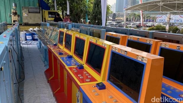 Polda Metro Jaya mengungkap kasus narkoba, pornografi, hingga judi dan tindak pidana pencucian uang (TPPU). Polisi menunjukkan barang bukti kasus-kasus itu. (Devi P/detikcom)