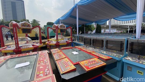 Polda Metro Jaya mengungkap kasus narkoba, pornografi, hingga judi dan tindak pidana pencucian uang (TPPU). Polisi menunjukkan barang bukti kasus-kasus itu. (Devi P/detikcom)