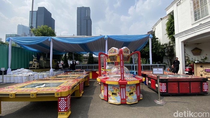 Polda Metro Jaya mengungkap kasus narkoba, pornografi, hingga judi dan tindak pidana pencucian uang (TPPU). Polisi menunjukkan barang bukti kasus-kasus itu. (Devi P/detikcom)