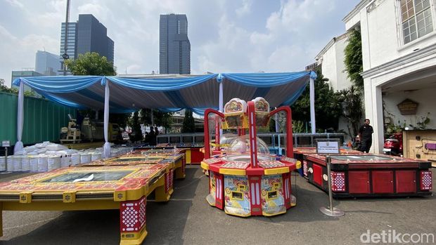 Polda Metro Jaya mengungkap kasus narkoba, pornografi, hingga gambling dan tindak pidana pencucian duit (TPPU). Polisi menunjukkan peralatan bukti kasus-kasus itu. (Devi P/detikcom)