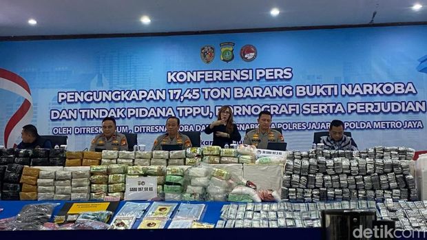 Polda Metro mengungkap judol, pornografi digital, dan TPPU melalui aplikasi HOT51. Polisi menetapkan tersangka perorangan hingga korporasi. (Devi P/detikcom)