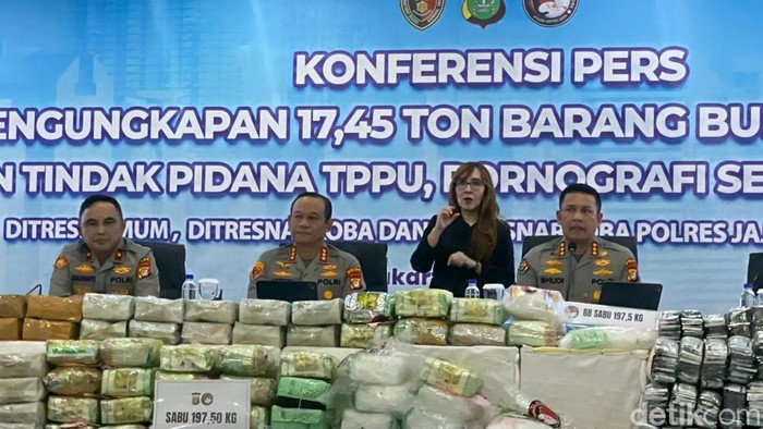Polda Metro mengungkap judol, pornografi digital, dan TPPU melalui aplikasi HOT51. Polisi menetapkan tersangka perorangan hingga korporasi. (Devi P/detikcom)