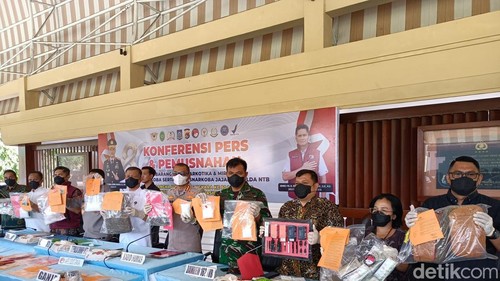 Polda NTB menggelar konferensi pers hasil pengungkapan kasus narkoba periode Januari-Juni 2026 di Lapangan Bhara Daksa Polda NTB, Jumat (26/6/2026). (Foto: Abdurrasyid Efendi/detikBali)