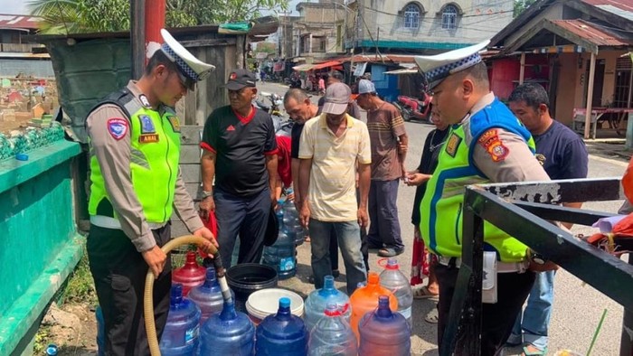 Polda Riau menyalurkan 5 ribu paket bansos dan bantuan air bersih menyambut Hari Bhayangkara ke-80, Jumat (26/6/2026).