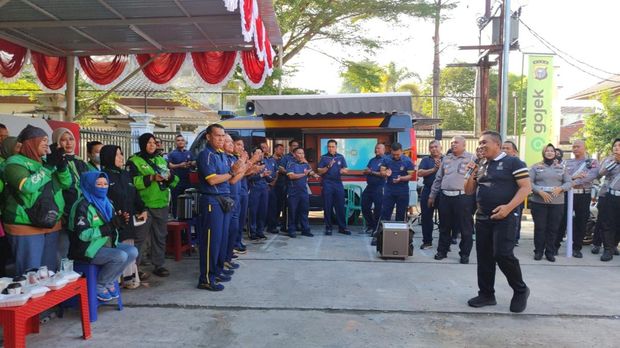 Polda Riau merayakan Hari Bhayangkara ke-80 bersama Ojol Kamtibmas di Kota Pekanbaru, Jumat (26/6/2026).