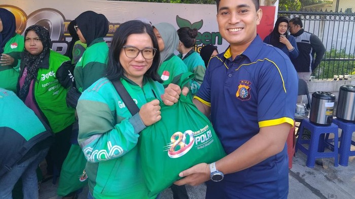 Polda Riau merayakan Hari Bhayangkara ke-80 bersama Ojol Kamtibmas di Kota Pekanbaru, Jumat (26/6/2026).