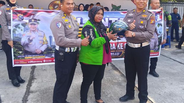 Polda Riau merayakan Hari Bhayangkara ke-80 bersama Ojol Kamtibmas di Kota Pekanbaru, Jumat (26/6/2026).