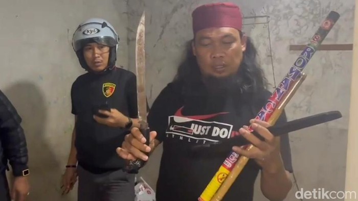 Polisi menyita sejumlah senjata tajam saat menggerebek rumah di Makassar.