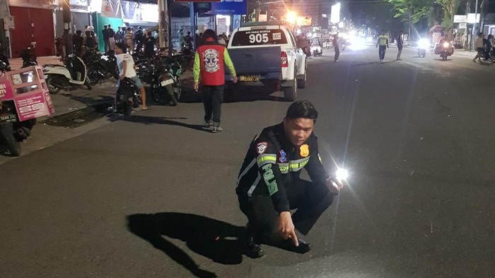 Polisi saat olah TKP kecelakaan dua motor di kawasan Sipin, Kota Jambi
