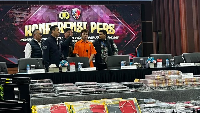 Polri menangkap buron kasus penipuan asal China. (Rumondang/detikcom)
