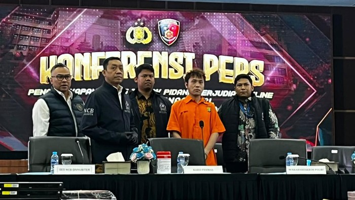 Polri menangkap buron kasus penipuan asal China. (Rumondang/detikcom)
