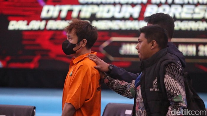 Sekretariat NCB Interpol Indonesia Divhubinter Polri berhasil menangkap buronan kelas kakap yang masuk dalam daftar pencarian orang (most wanted) NCB Interpol Beijing, Zheng Rongjing. Disebutkan, Zheng merupakan pemain besar dalam sindikat penipuan daring atau online scam internasional.