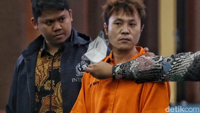 Sekretariat NCB Interpol Indonesia Divhubinter Polri berhasil menangkap buronan kelas kakap yang masuk dalam daftar pencarian orang (most wanted) NCB Interpol Beijing, Zheng Rongjing. Disebutkan, Zheng merupakan pemain besar dalam sindikat penipuan d