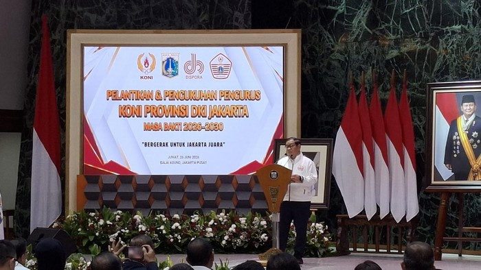 Pramono saat menghadiri pelantikan Pengurus KONI DKI Jakarta di Balai Kota, Jumat (26/6/2026)