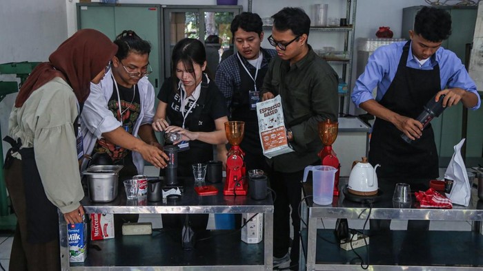 Peserta mempraktikkan meracik kopi saat mengikuti program pelatihan kerja di UPTD Balai Latihan Kerja (BLK) Disnaker Kota Semarang, Jawa Tengah, Jumat (26/6/2026). Pemkot Semarang menggelar pelatihan kerja gratis dalam program Anggaran Pendapatan dan Belanja Daerah (APBD) tahun 2026 yang diikuti puluhan siswa dienam bidang pelatihan tersebut sebagai upaya meningkatkan kompetensi dan keterampilan masyarakat agar siap bersaing di dunia kerja maupun berwirausaha sekaligus menekan angka pengangguran serta mencetak SDM yang mandiri dan produktif. ANTARA FOTO/Makna Zaezar/foc.