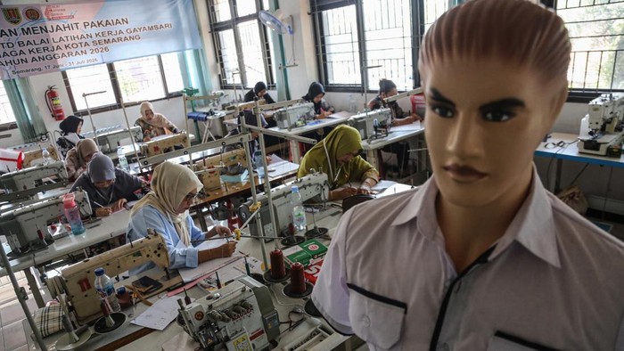 Peserta mengikuti kelas menjahit pakaian dalam program pelatihan kerja di UPTD Balai Latihan Kerja (BLK) Disnaker Kota Semarang, Jawa Tengah, Jumat (26/6/2026). Pemkot Semarang menggelar pelatihan kerja gratis dalam program Anggaran Pendapatan dan Belanja Daerah (APBD) tahun 2026 yang diikuti puluhan siswa dienam bidang pelatihan tersebut sebagai upaya meningkatkan kompetensi dan keterampilan masyarakat agar siap bersaing di dunia kerja maupun berwirausaha sekaligus menekan angka pengangguran serta mencetak SDM yang mandiri dan produktif. ANTARA FOTO/Makna Zaezar/foc.