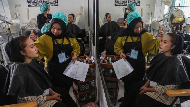 Belajar Jadi Barista hingga MUA, Warga Ikuti Pelatihan Kerja Gratis