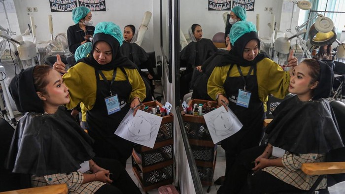 Peserta mempraktikkan merias wajah saat mengikuti program pelatihan kerja di UPTD Balai Latihan Kerja (BLK) Disnaker Kota Semarang, Jawa Tengah, Jumat (26/6/2026). Pemkot Semarang menggelar pelatihan kerja gratis dalam program Anggaran Pendapatan dan Belanja Daerah (APBD) tahun 2026 yang diikuti puluhan siswa dienam bidang pelatihan tersebut sebagai upaya meningkatkan kompetensi dan keterampilan masyarakat agar siap bersaing di dunia kerja maupun berwirausaha sekaligus menekan angka pengangguran serta mencetak SDM yang mandiri dan produktif. ANTARA FOTO/Makna Zaezar/foc.