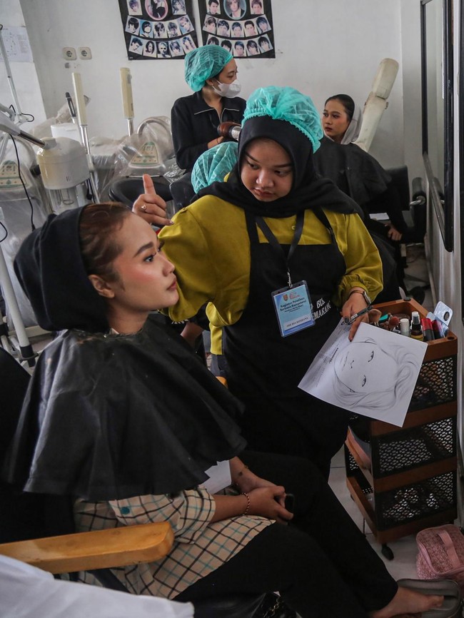 Belajar Jadi Barista hingga MUA, Warga Ikuti Pelatihan Kerja Gratis