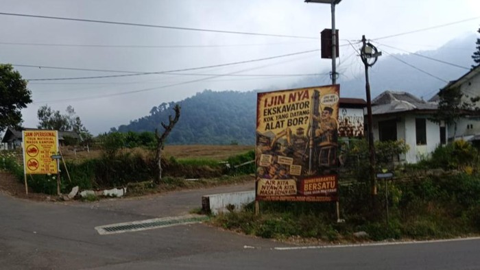 Banner protes warga soal pengeboran sumur di Kota Batu