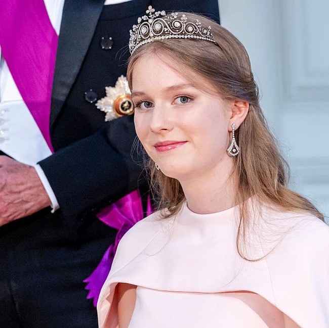 Pesona Putri Belgia yang Pertama Kalinya Tampil Pakai Tiara di Usia 18