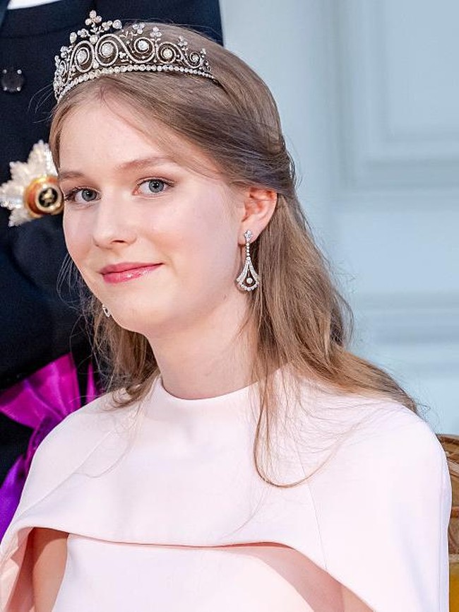 Pesona Putri Belgia yang Pertama Kalinya Tampil Pakai Tiara di Usia 18