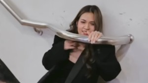 Raisa debut di tangga ikonik yang jadi langganan spot foto para idol K-Pop saat berada di kantor KBS. Begini momen Raisa mencoba pertama kali masuk ke dalam sela-sela tiang tangga. Foto: Instagram @raisa6690