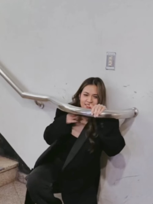 Raisa foto di tangga ikonik kantor KBS