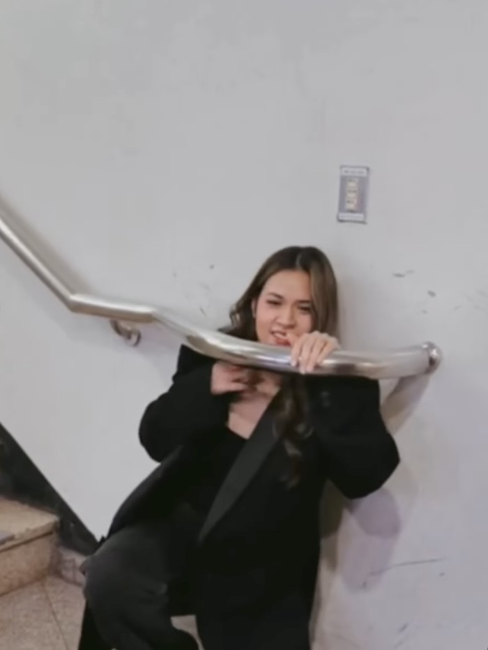 Raisa foto di tangga ikonik kantor KBS
