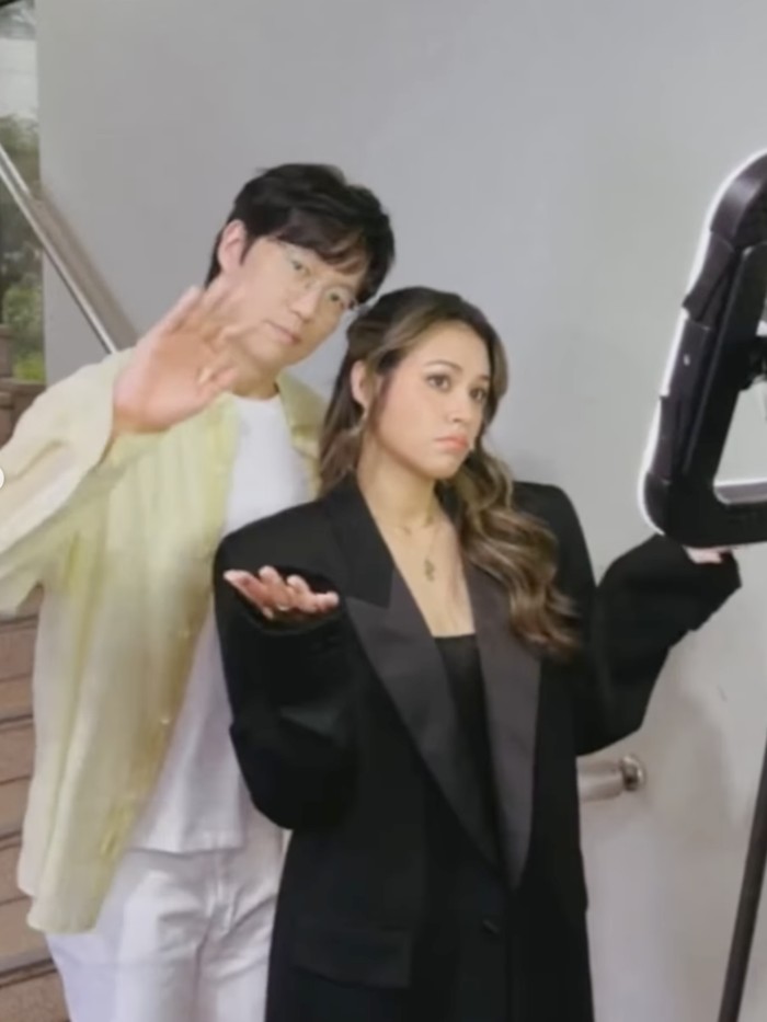 Raisa foto di tangga ikonik kantor KBS