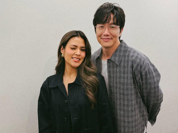 Raisa foto di tangga ikonik kantor KBS