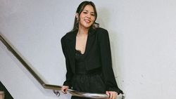 Pose Raisa di Tangga Ikonik Spot Foto Para Idol