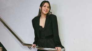 Senyum Raisa berpose di tangga legendaris KBS. Foto: Instagram @raisa6690