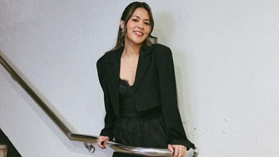 Pose Raisa di Tangga Ikonik Spot Foto Para Idol