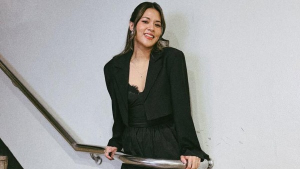 Pose Raisa di Tangga Ikonik Spot Foto Para Idol