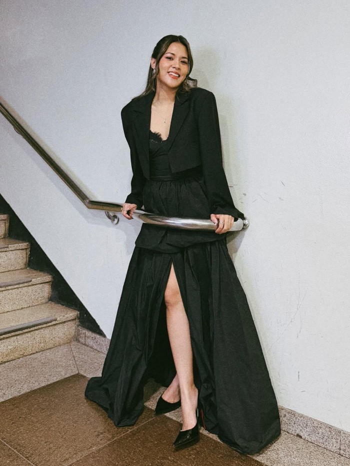 Raisa foto di tangga ikonik kantor KBS