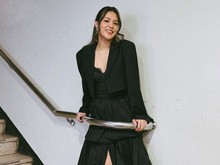 Pose Raisa di Tangga Ikonik Spot Foto Para Idol