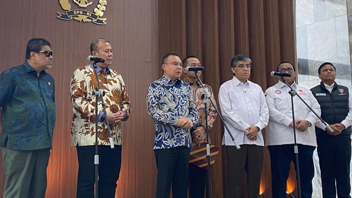 Rapat koordinasi bahas potensi PHK di Gedung DPR RI, Senayan, Jakarta.