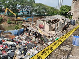Suara Boom Terdengar, Rumah Pinggir Kali di Benhil Ambruk