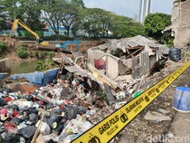 Suara Boom Terdengar, Rumah Pinggir Kali di Benhil Ambruk